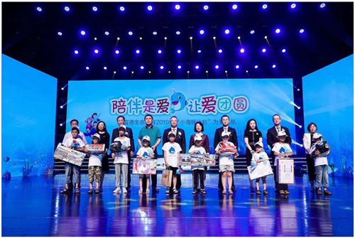 公司代表、客户代表和媒体代表为“小海豚计划”帮扶儿童代表送出心仪礼物，实现他们的小小心愿。