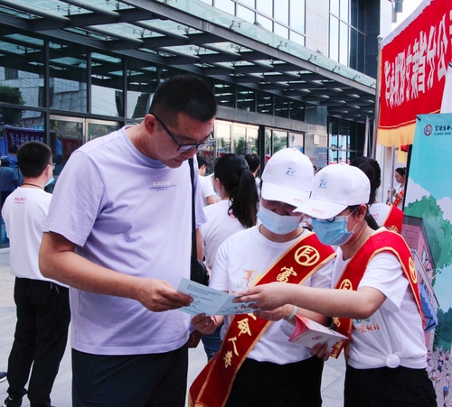 甘肃分公司工作人员在向客户介绍保险知识